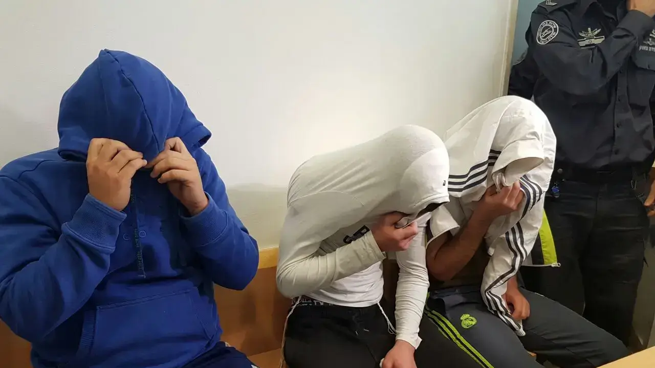 שישה תושבי באר שבע, בהם חיילים וקטין, נאשמים בתקיפת ערבים ממניע גזעני בית משפט השלום באר שבע שישה תושבי באר שבע, בהם חיילים וקטין, נאשמים בתקיפת ערבים ממניע גזעני בית משפט השלום באר שבע