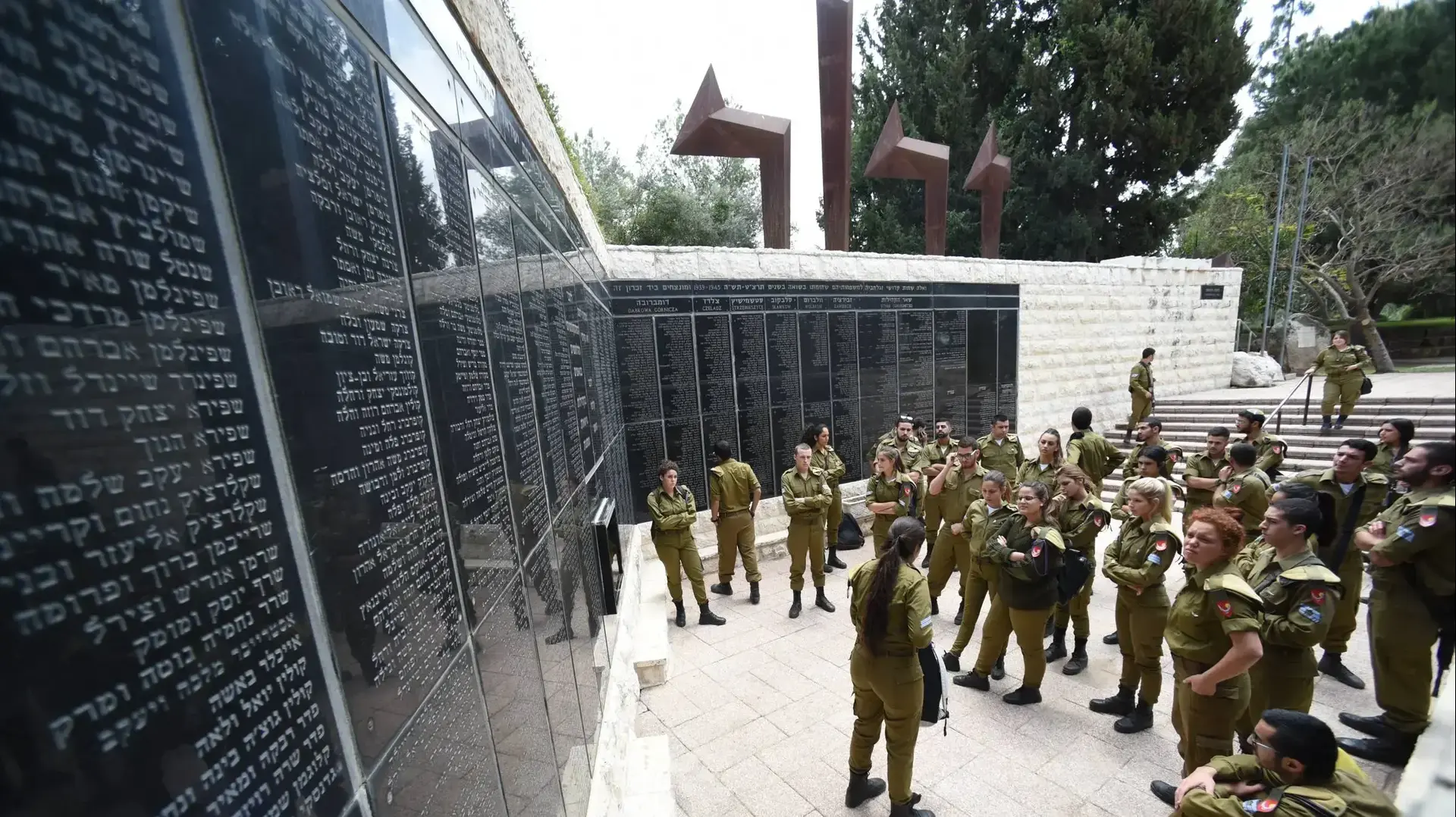 אתר הנצחה קדושי זגלמביה פולין חיילי צהל בביקור לקראת יום השואה 23 באפריל 2017 אתר הנצחה קדושי זגלמביה פולין חיילי צהל בביקור לקראת יום השואה 23 באפריל 2017
