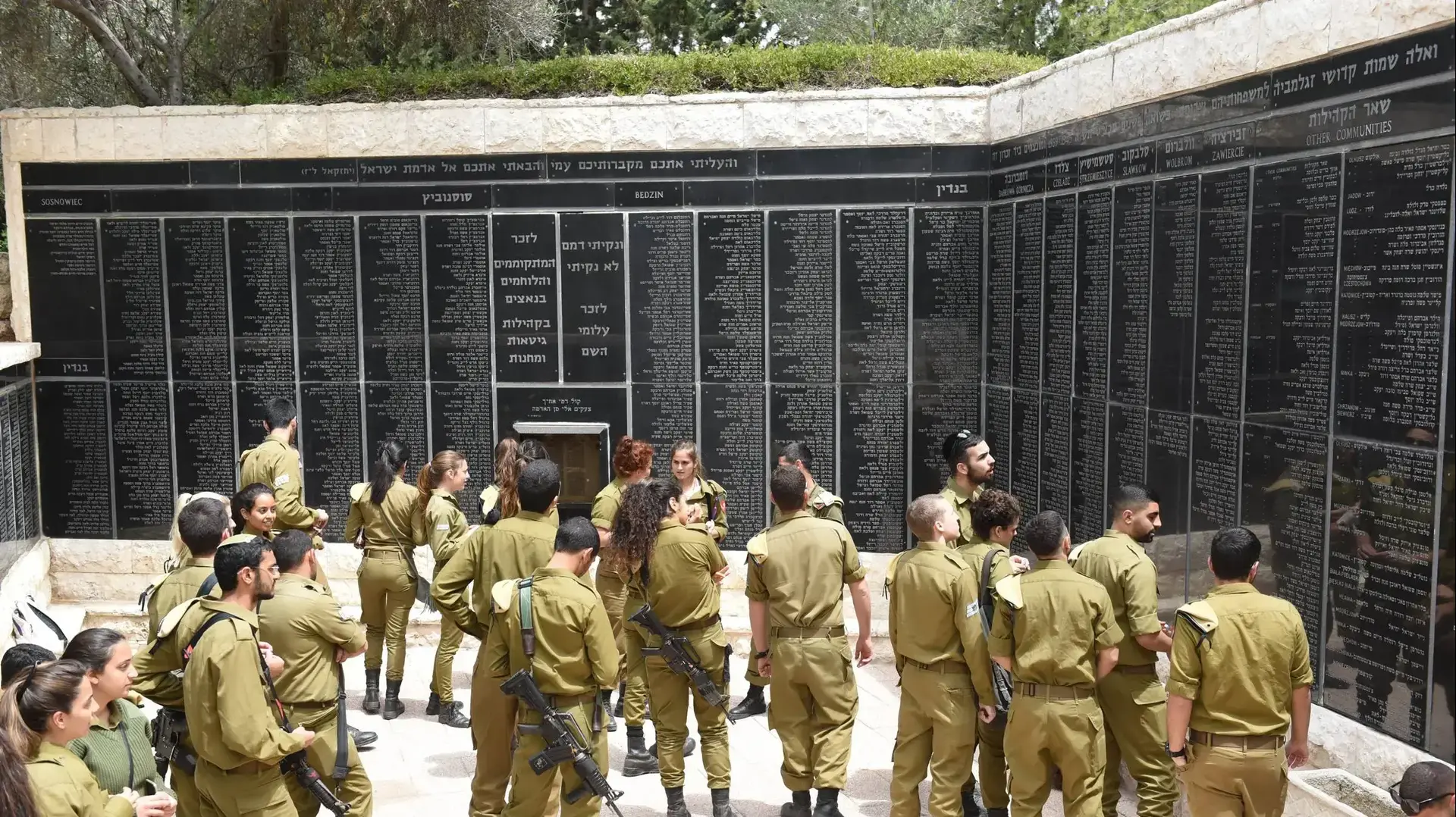 אתר הנצחה קדושי זגלמביה פולין חיילי צהל בביקור לקראת יום השואה 23 באפריל 2017 אתר הנצחה קדושי זגלמביה פולין חיילי צהל בביקור לקראת יום השואה 23 באפריל 2017