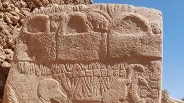 חריטות על סלע עתיק שמצביעות על נפילת כוכב שביט בכדור הארץ חריטות על סלע עתיק שמצביעות על נפילת כוכב שביט בכדור הארץ