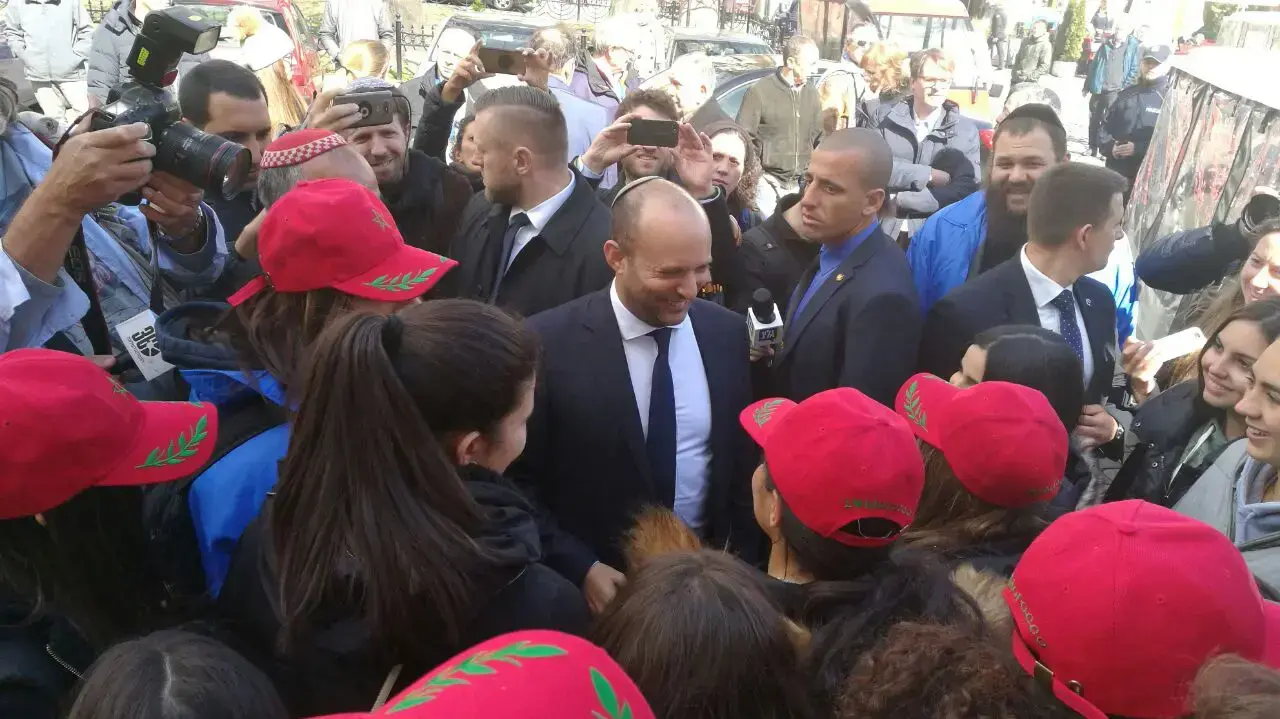 בנט עם המשלחת ממרוקו רובע היהודי בקרקוב 23 באפריל 2017 בנט עם המשלחת ממרוקו רובע היהודי בקרקוב 23 באפריל 2017