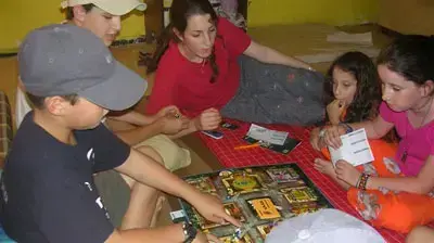 ילדי אשחר במקלט בפעילות (אופיר)