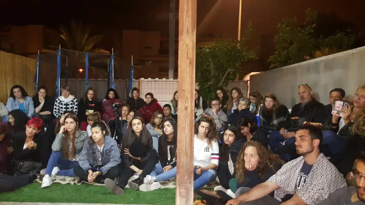 אפרים אוחז בידו הימנית את המכשיר שמאפשר לקולו להישמע 24 בפאריל 2017 אפרים אוחז בידו הימנית את המכשיר שמאפשר לקולו להישמע 24 בפאריל 2017