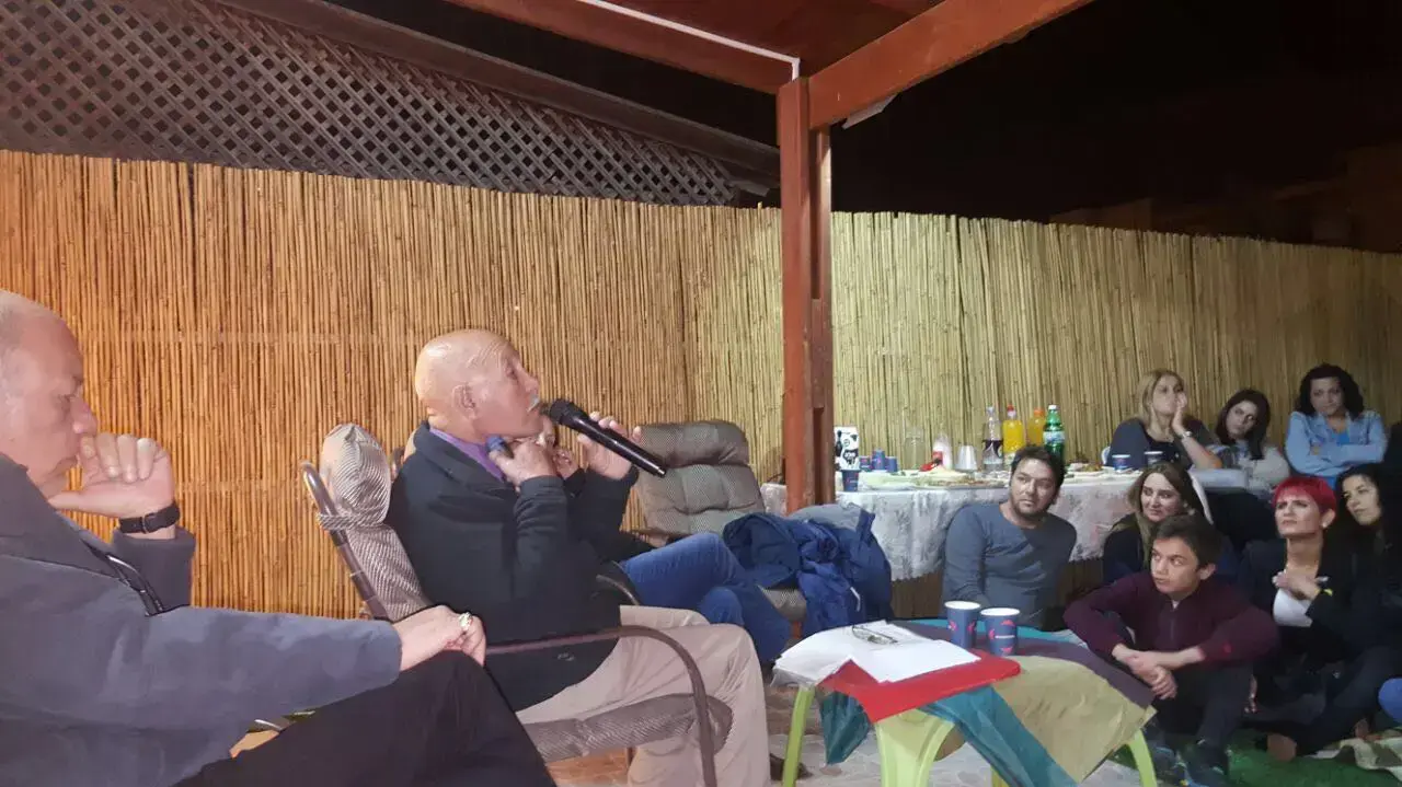 אפרים אוחז בידו הימנית את המכשיר שמאפשר לקולו להישמע 24 בפאריל 2017 אפרים אוחז בידו הימנית את המכשיר שמאפשר לקולו להישמע 24 בפאריל 2017