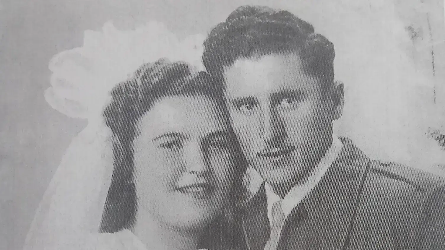 ניצולי שואה חוזרים לשירי ילדותם (שרה לייכט ביום נישואיה) ניצולי שואה חוזרים לשירי ילדותם (שרה לייכט ביום נישואיה)