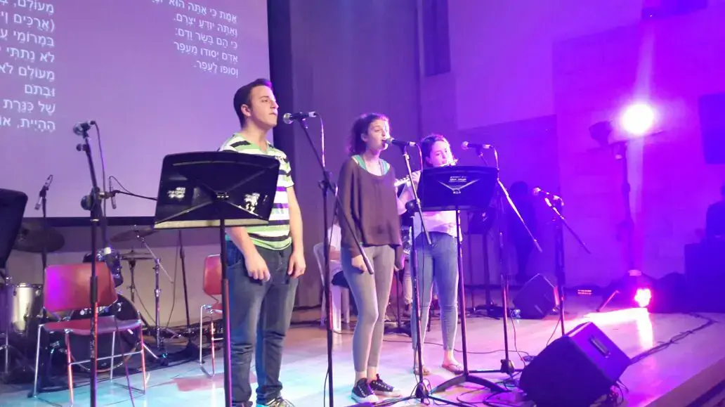 ניצולי שואה חוזרים לשירי ילדותם (מתוך החזרות למופע) ניצולי שואה חוזרים לשירי ילדותם (מתוך החזרות למופע)