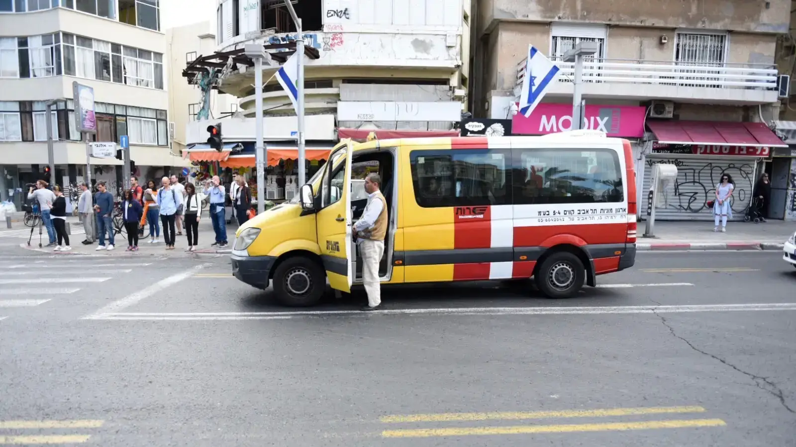 צפירה לרגל יום הזיכרון לשואה ולגבורה, שוק הכרמל, תל אביב, אפריל 2017 צפירה לרגל יום הזיכרון לשואה ולגבורה, שוק הכרמל, תל אביב, אפריל 2017