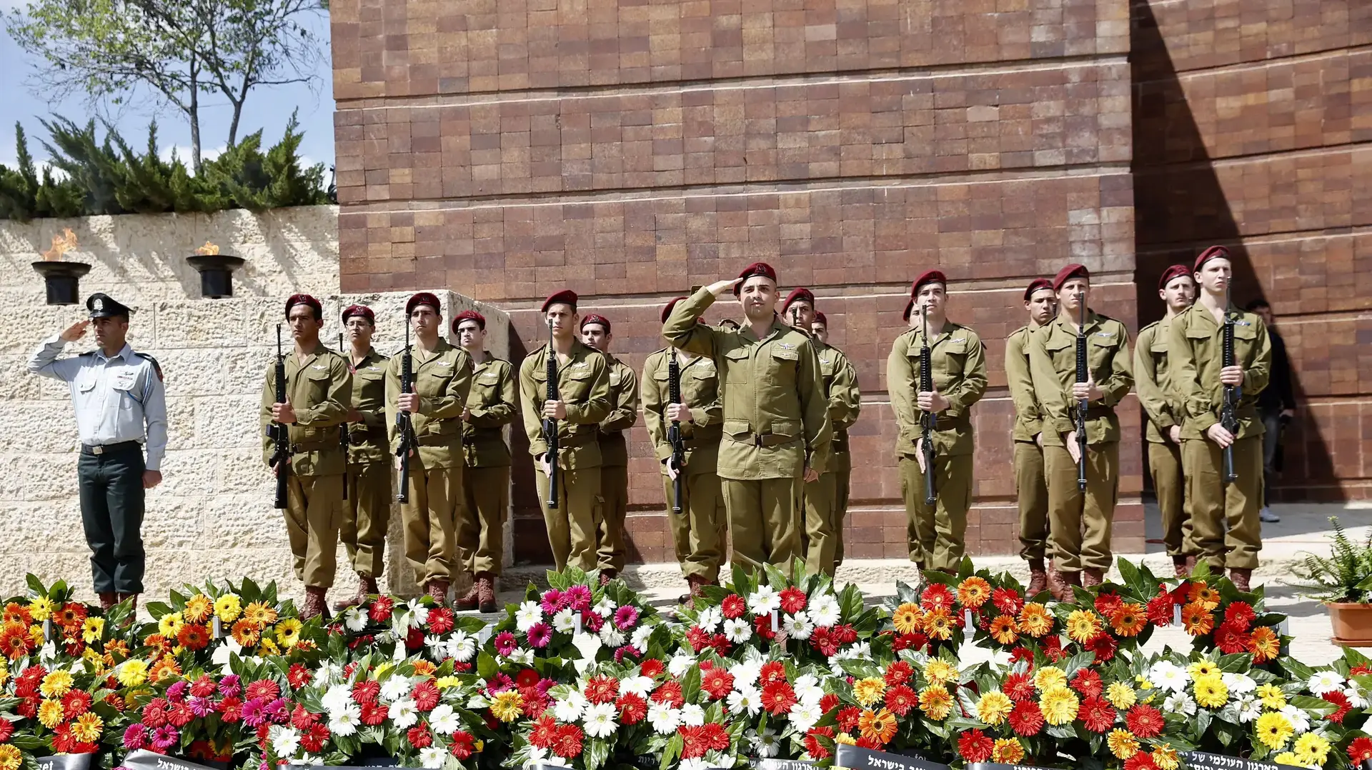טקס הנחת זרים ליד אנדרטת מרד גטו ורשה ביד ושם 24 באפריל 2017 טקס הנחת זרים ליד אנדרטת מרד גטו ורשה ביד ושם 24 באפריל 2017