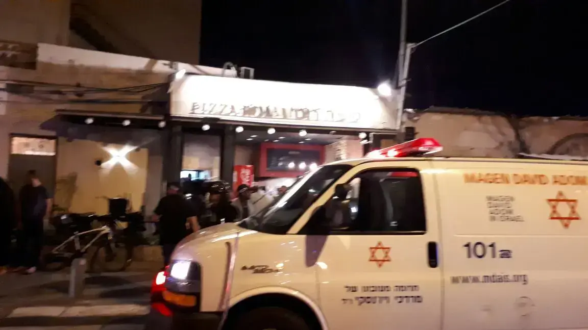 שני צעירים נפצעו קשה ובינוני מירי ביפו מירי בפיצרייה ביפו, 25 באפריל 2017 שני צעירים נפצעו קשה ובינוני מירי ביפו מירי בפיצרייה ביפו, 25 באפריל 2017