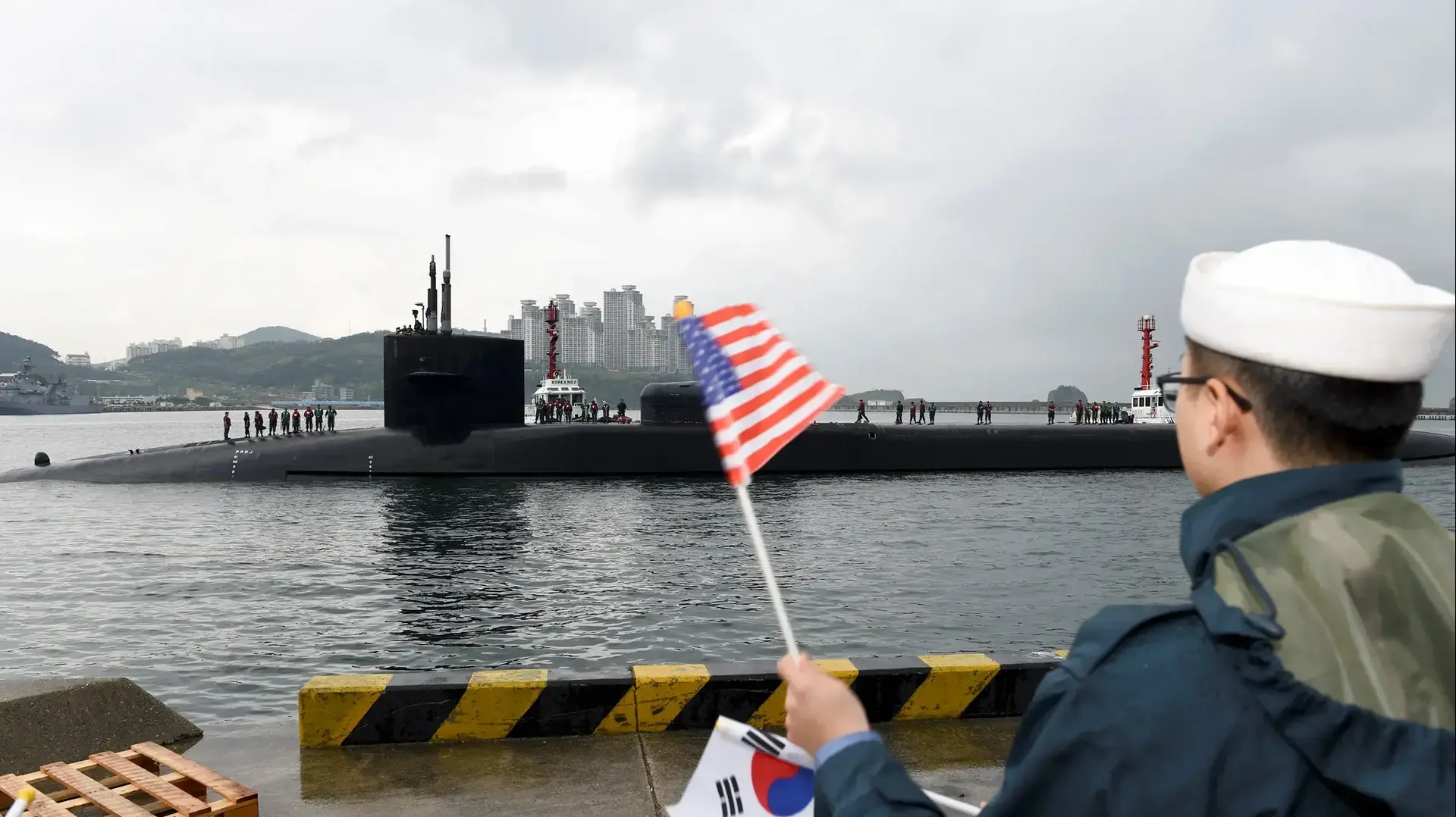 הצוללת האמריקנית הגרעינית USS מישיגן עוגנת בבוסאן, קוריאה הדרומית, 25 באפריל 2017 הצוללת האמריקנית הגרעינית USS מישיגן עוגנת בבוסאן, קוריאה הדרומית, 25 באפריל 2017