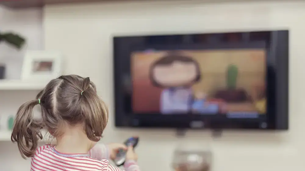 ילדה מכוונת שלט רחוק לטלוויזיה ילדה מכוונת שלט רחוק לטלוויזיה