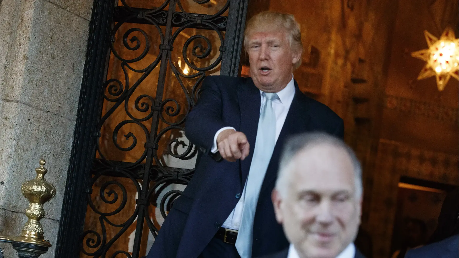 רון לאודר בפגישה עם טראמפ במאר-א-לאגו, פלורידה, דצמבר 2016