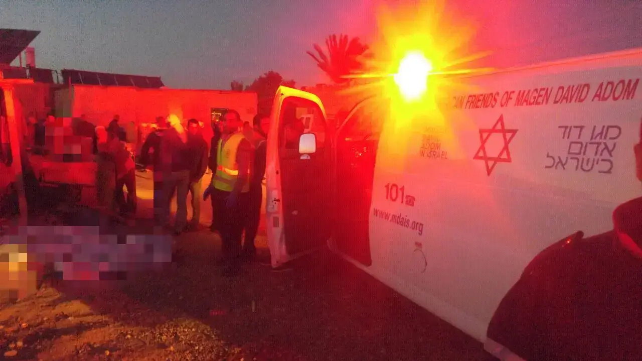 ילדים שנפגעו מחפץ שהתפוצץ במאהל בדואי סמוך לכביש 25 באזור שגב שלום. ילדים שנפגעו מחפץ שהתפוצץ במאהל בדואי סמוך לכביש 25 באזור שגב שלום.