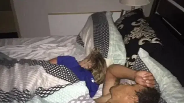 תפס את חברתו במיטה עם גבר אחר ועשה איתם סלפי תפס את חברתו במיטה עם גבר אחר ועשה איתם סלפי