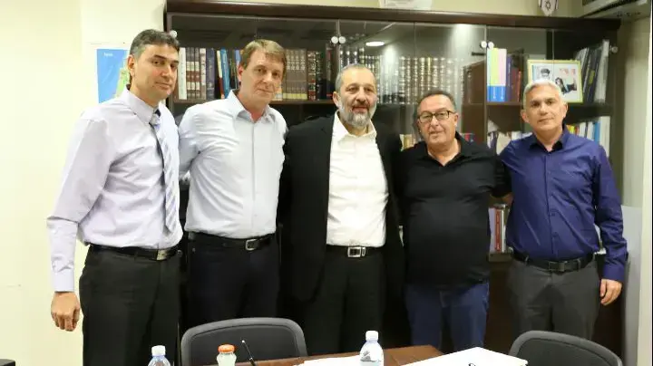 אחרי כמעט שנה של סכסוך מתוקשר בין השר דרעי לעיריית נתיבות,  הבוקר נחתם ההסכם שהביא לרגיעה 26 באפריל 2017 
