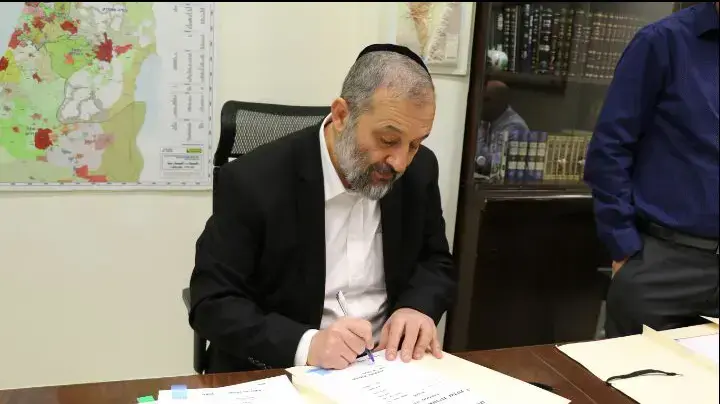 אחרי כמעט שנה של סכסוך מתוקשר בין השר דרעי לעיריית נתיבות, הבוקר נחתם ההסכם שהביא לרגיעה 26 באפריל 2017 אחרי כמעט שנה של סכסוך מתוקשר בין השר דרעי לעיריית נתיבות, הבוקר נחתם ההסכם שהביא לרגיעה 26 באפריל 2017