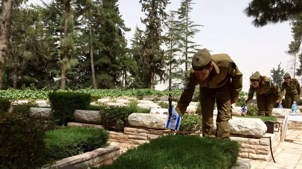 טקס הנחת דגלון על קברי חללי מערכות ישראל בהר הרצל 26 באפריל 2017 טקס הנחת דגלון על קברי חללי מערכות ישראל בהר הרצל 26 באפריל 2017