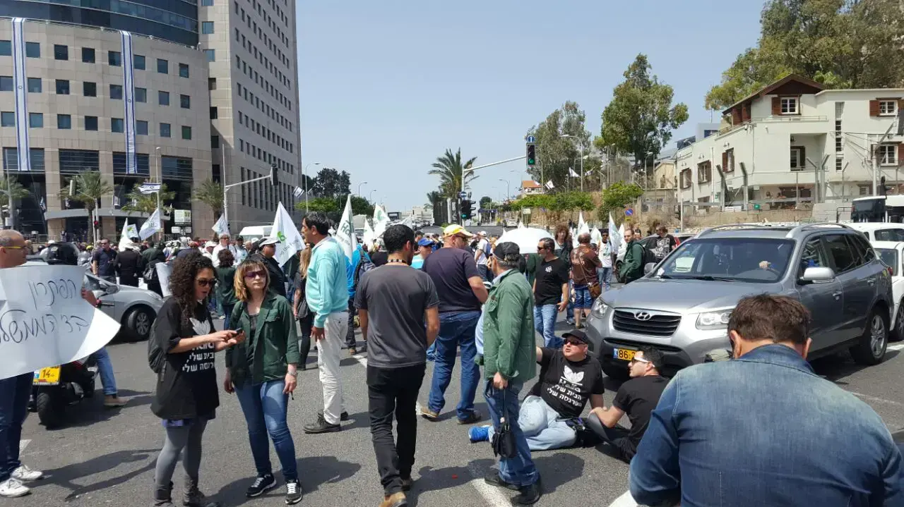 עובדי חיפה כימיקלים חוסמים את הצומת עזריאלי