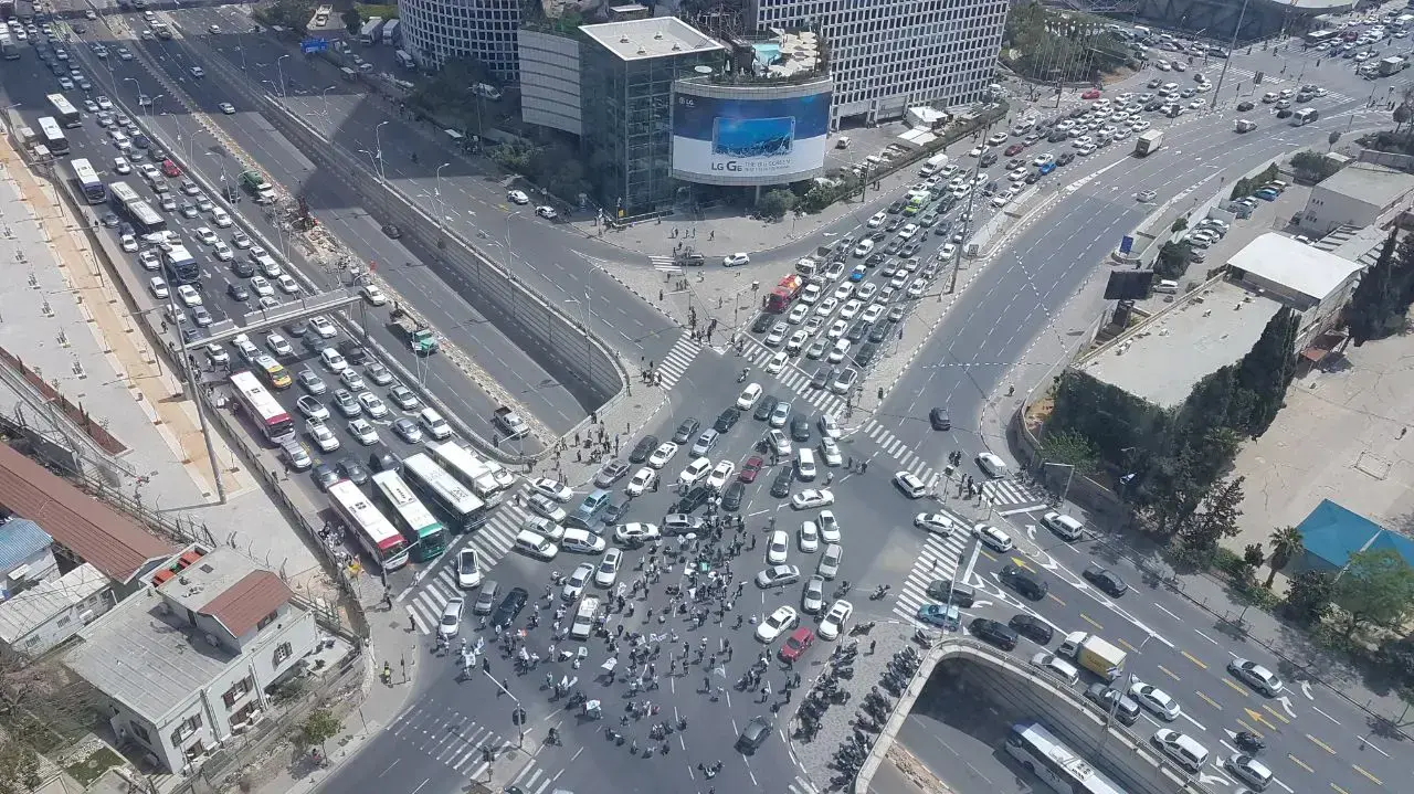 עובדי חיפה כימיקלים חוסמים את הצומת עזריאלי