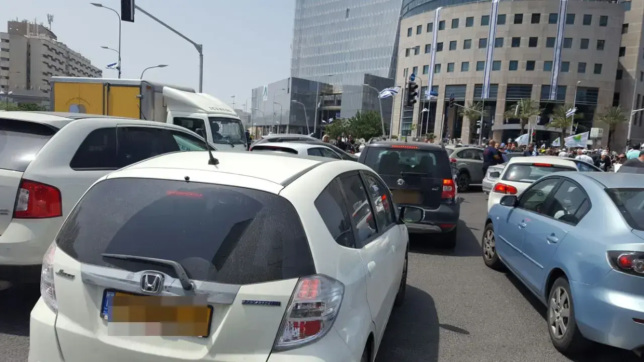 עובדי חיפה כימיקלים חוסמים את הצומת עזריאלי עובדי חיפה כימיקלים חוסמים את הצומת עזריאלי