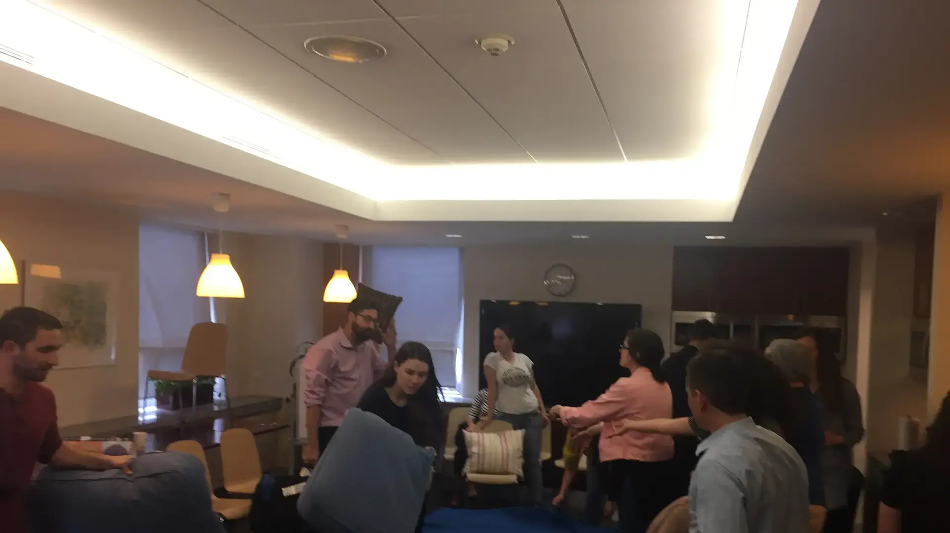 עובדי עמ"י ישנים בקונסוליה הישראלית בניו יורק במסגרת מאבקם לשיפור התנאים, אפריל 2017 עובדי עמ"י ישנים בקונסוליה הישראלית בניו יורק במסגרת מאבקם לשיפור התנאים, אפריל 2017