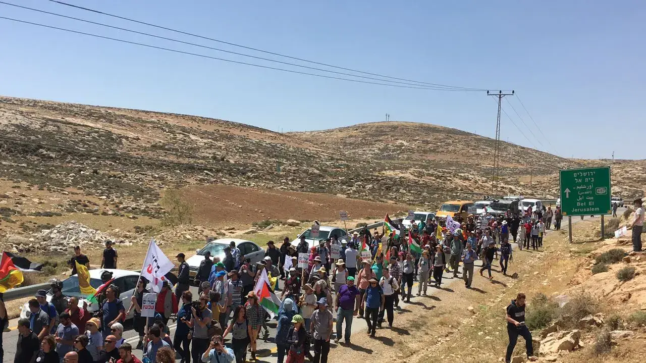 פעילי שלום עכשיו ומרצ ליד מאחז הבלאדים, 28 באפריל 2017 פעילי שלום עכשיו ומרצ ליד מאחז הבלאדים, 28 באפריל 2017