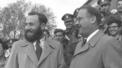 מתי שמואלביץ (משמאל) ונתן ילין-מור עם שחרורם מכלא עכו, 1949