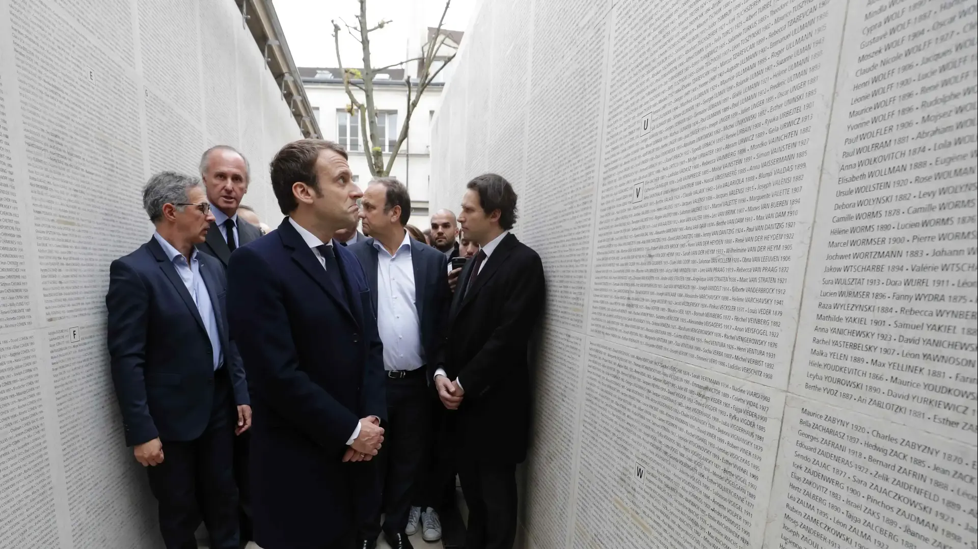 המועמד לנשיאות צרפת עמנואל מקרון בביקור באנדרטת השואה בפריז, 30 באפריל 2017 המועמד לנשיאות צרפת עמנואל מקרון בביקור באנדרטת השואה בפריז, 30 באפריל 2017