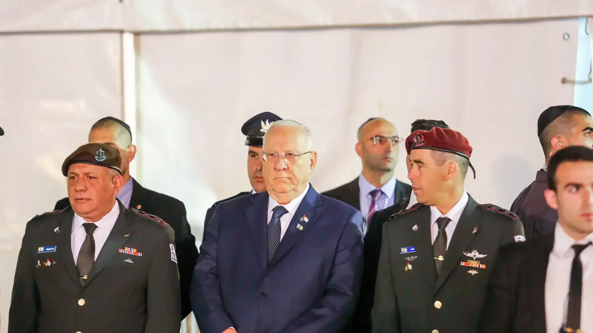 הנשיא רובי ריבלין והרמטכ"ל גדי אייזנקוט טקס יום הזכרון ברחבת הכותל, 30 באפריל 2017 הנשיא רובי ריבלין והרמטכ"ל גדי אייזנקוט טקס יום הזכרון ברחבת הכותל, 30 באפריל 2017