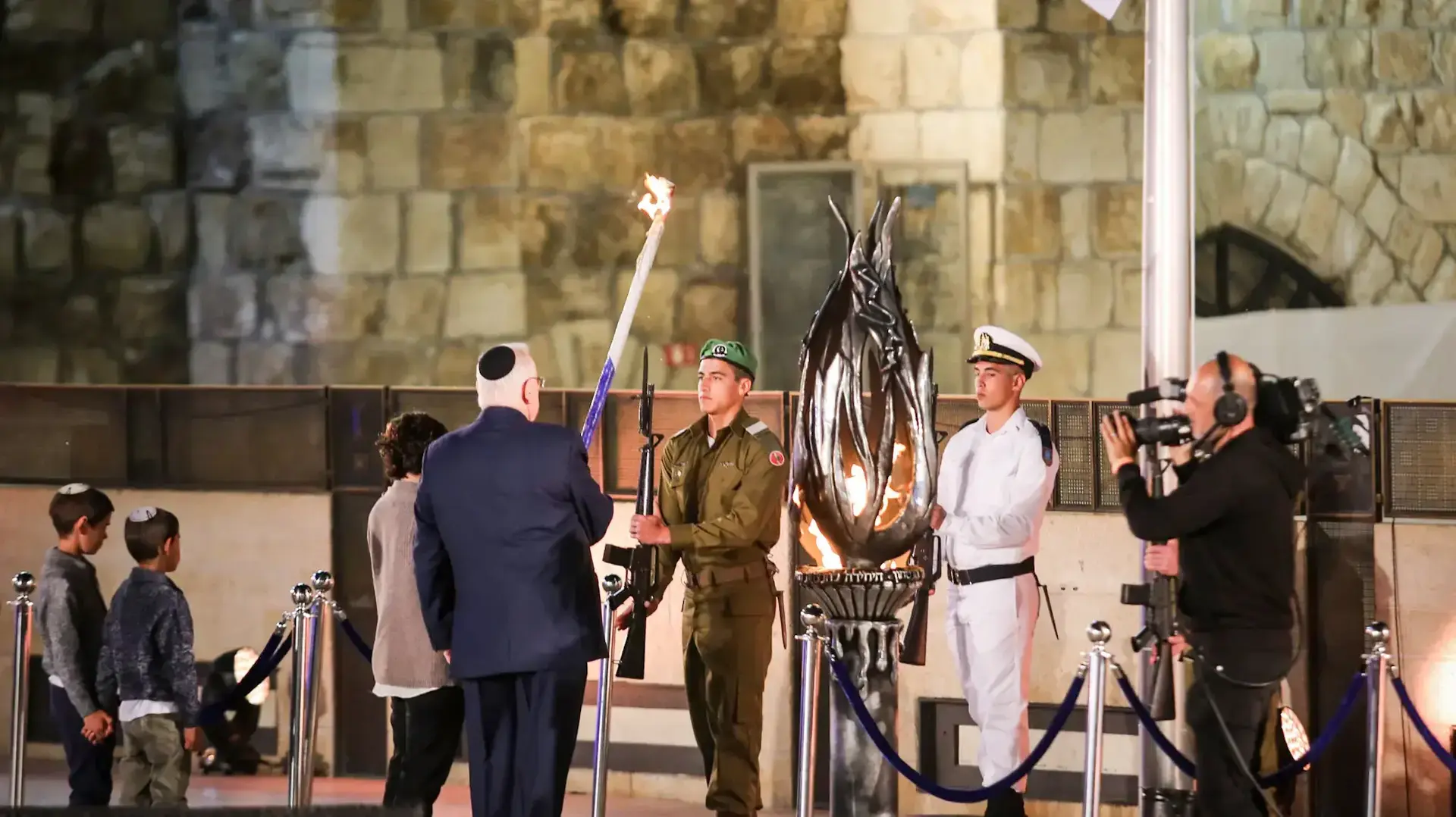נשיא רובי ריבלין בטקס יום הזכרון ברחבת הכותל, 30 באפריל 2017 נשיא רובי ריבלין בטקס יום הזכרון ברחבת הכותל, 30 באפריל 2017