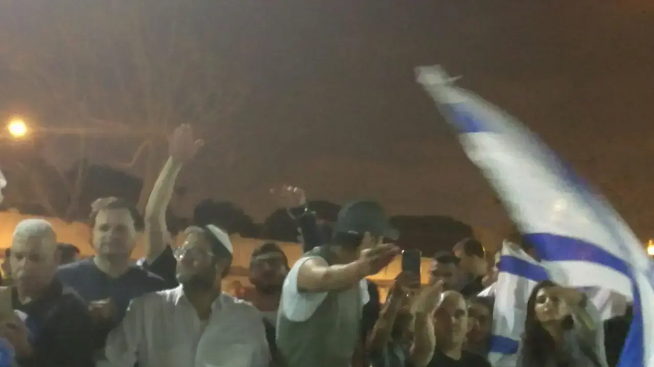 הפגנות מחוץ לטקס יום הזיכרון הישראלי-פלסטיני, תל אביב, 30 באפריל 2017 הפגנות מחוץ לטקס יום הזיכרון הישראלי-פלסטיני, תל אביב, 30 באפריל 2017