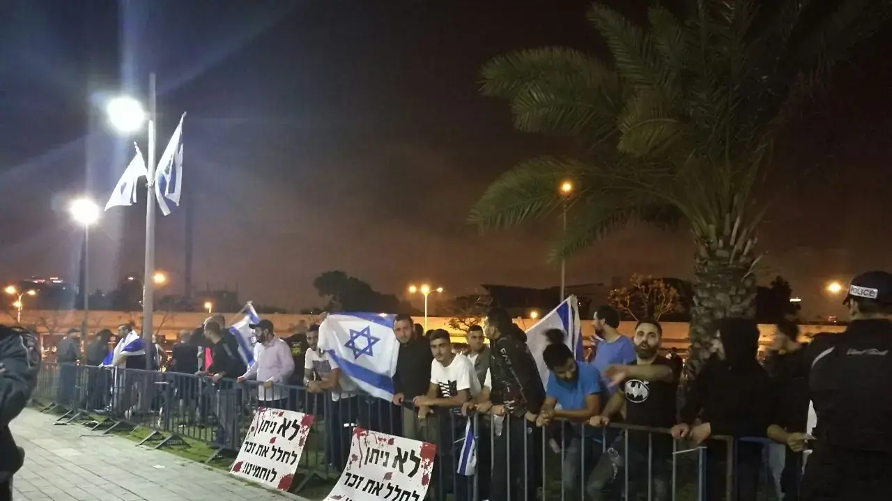 הפגנות מחוץ לטקס יום הזיכרון הישראלי-פלסטיני, תל אביב, 30 באפריל 2017 הפגנות מחוץ לטקס יום הזיכרון הישראלי-פלסטיני, תל אביב, 30 באפריל 2017