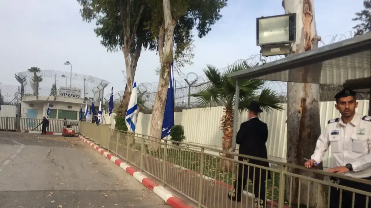 מצגר נכנס לרצות את עונשו בכלא מעשיהו 1 מאי 2017