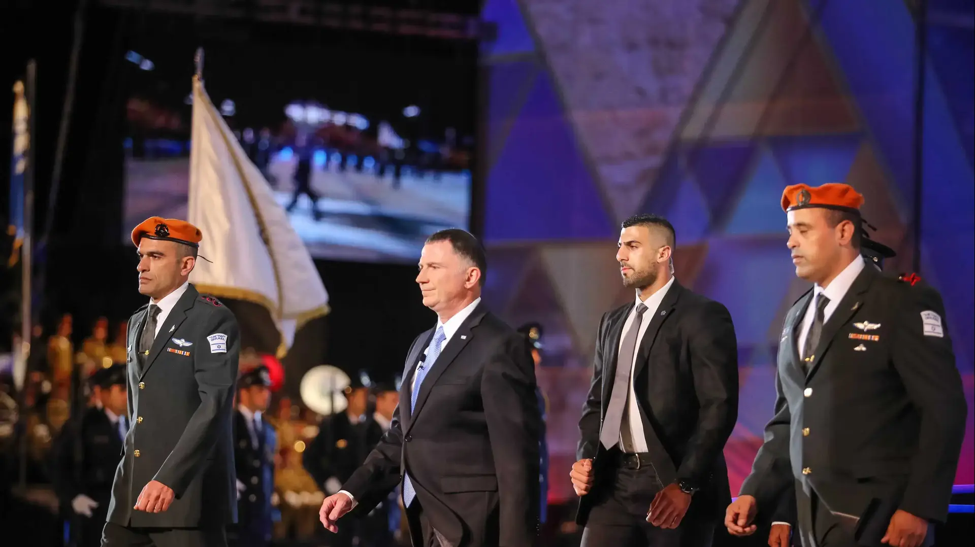 יולי אדלשטיין הכנות לטקס הדלקת המשואות בהר הרצל הערב, 1 במאי 2017 יולי אדלשטיין הכנות לטקס הדלקת המשואות בהר הרצל הערב, 1 במאי 2017
