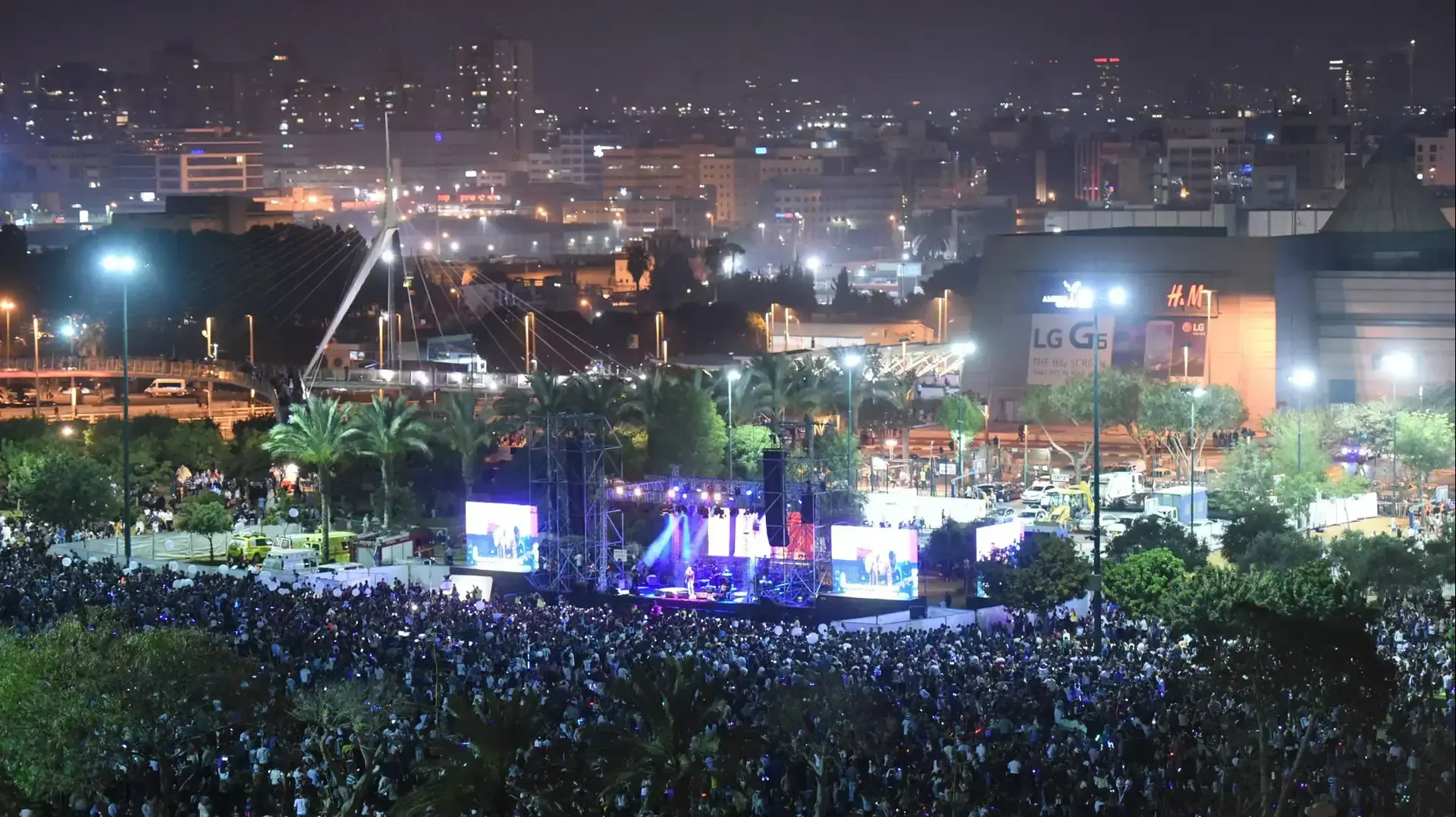 זיקוקים בחגיגות העצמאות בגוש דן, 1 במאי 2017 זיקוקים בחגיגות העצמאות בגוש דן, 1 במאי 2017
