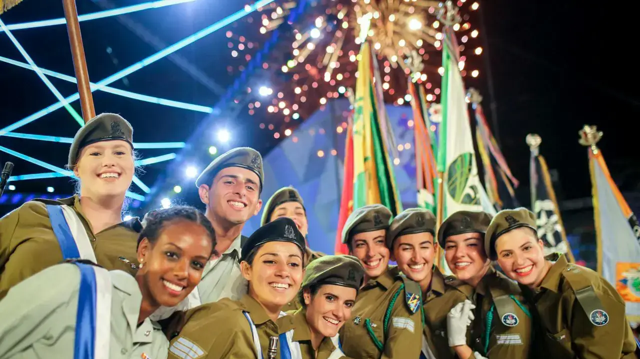 חיילים חוגגים בטקס הדלקת המשואות בהר הרצל, 1 במאי 2017 חיילים חוגגים בטקס הדלקת המשואות בהר הרצל, 1 במאי 2017