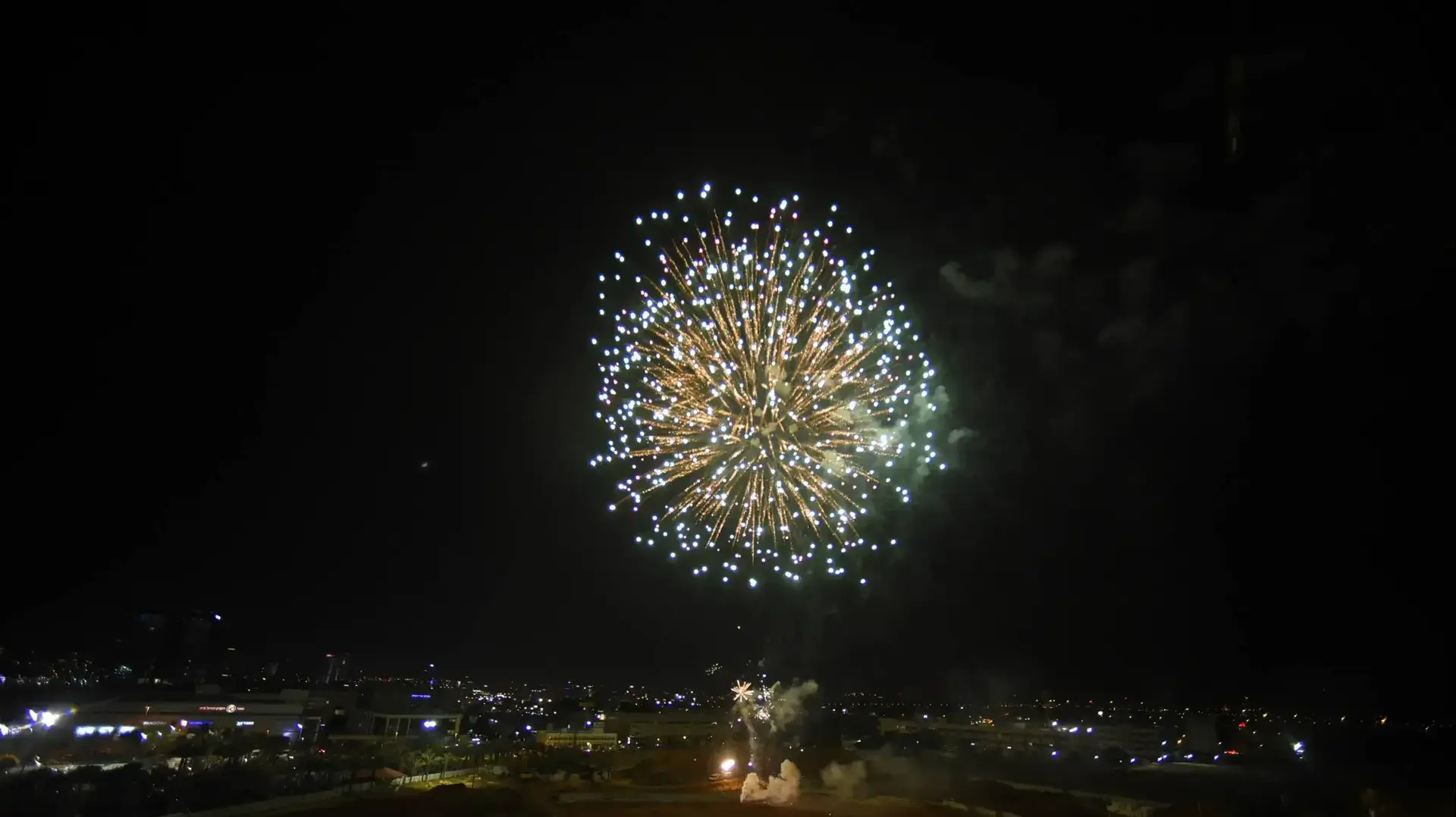 זיקוקים בחגיגות ערב יום העצמאות בפתח תקווה, 1 במאי 2017 זיקוקים בחגיגות ערב יום העצמאות בפתח תקווה, 1 במאי 2017