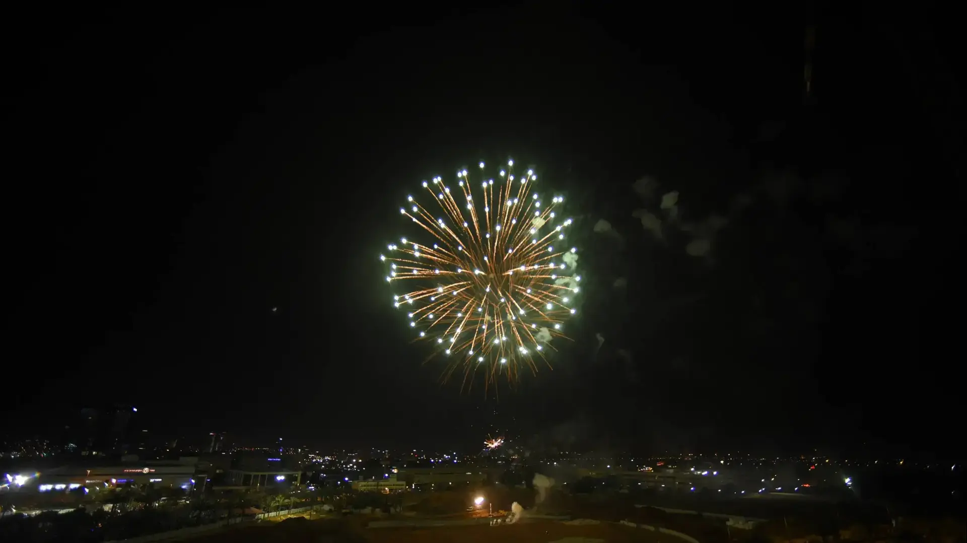 זיקוקים בחגיגות ערב יום העצמאות בפתח תקווה, 1 במאי 2017