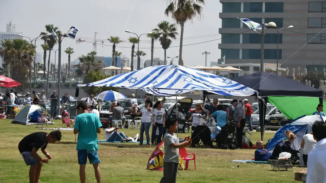 משפחות עושות מנגל ליום העצמאות בתל אביב 2 במאי 2017 משפחות עושות מנגל ליום העצמאות בתל אביב 2 במאי 2017