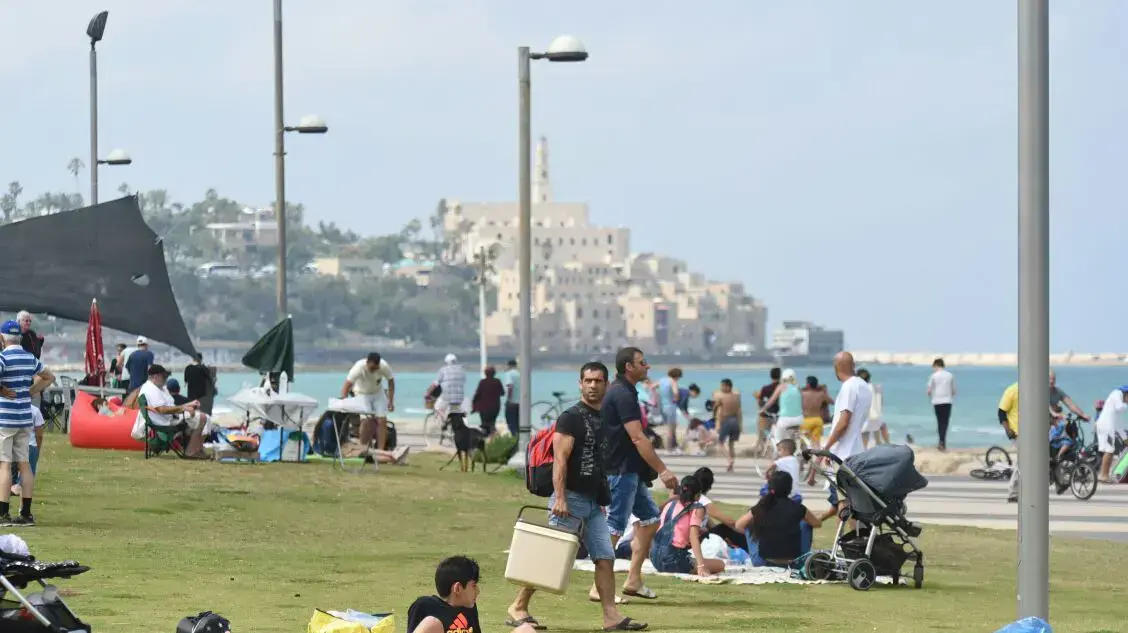 משפחות עושות מנגל ליום העצמאות בתל אביב 2 במאי 2017 משפחות עושות מנגל ליום העצמאות בתל אביב 2 במאי 2017
