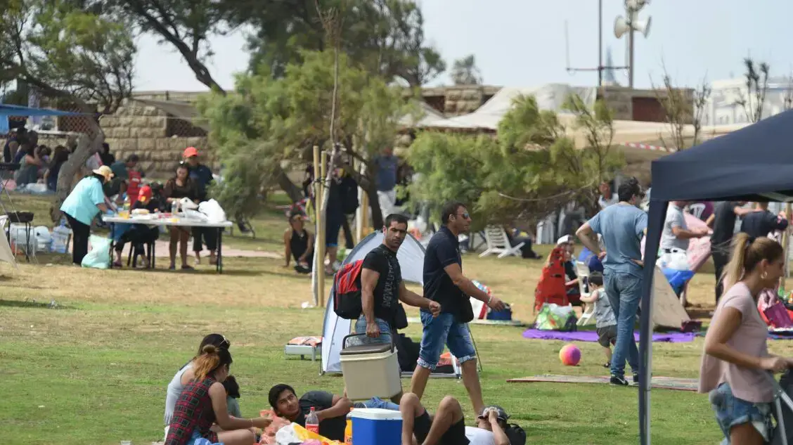 משפחות עושות מנגל ליום העצמאות בתל אביב 2 במאי 2017 משפחות עושות מנגל ליום העצמאות בתל אביב 2 במאי 2017