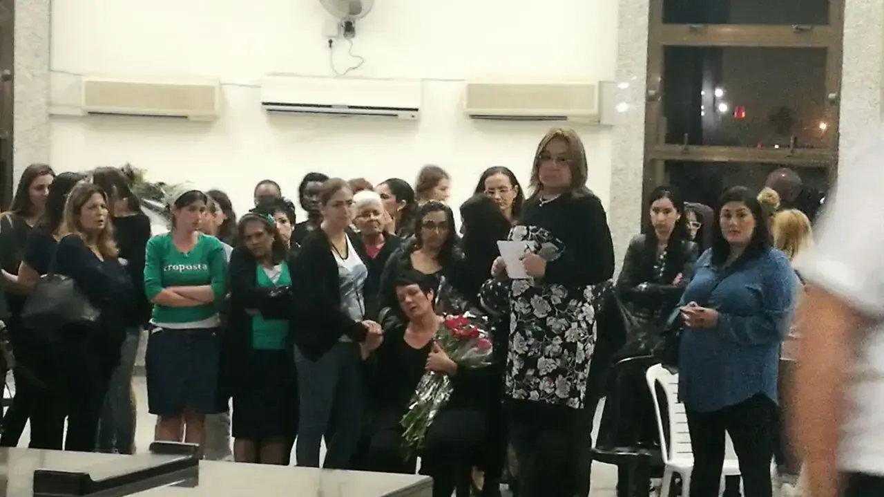 אלונה, אמה של ורד (ורה) קרמסקוי שנהרגה כשנפלה ממכונית במהלך נסיעה בשומרון, בהלוויית בתה בבית העלמין סגולה, 3 במאי 2017 אלונה, אמה של ורד (ורה) קרמסקוי שנהרגה כשנפלה ממכונית במהלך נסיעה בשומרון, בהלוויית בתה בבית העלמין סגולה, 3 במאי 2017