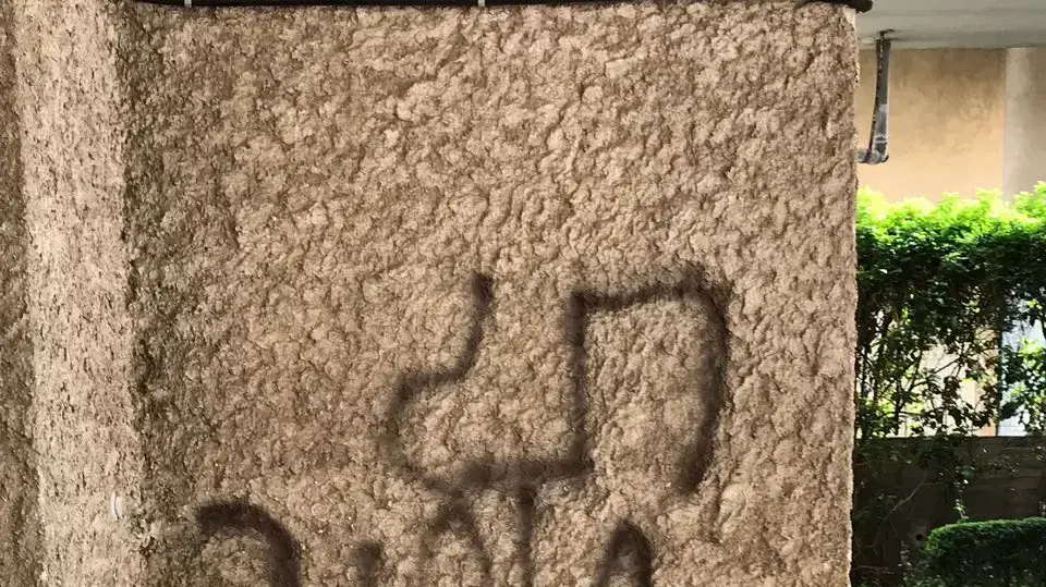 קליע הוצמד לרכבו של ראש עיריית רמת השרון אבי גרובר עם הכיתוב תג מחיר, 4 במאי 2017 קליע הוצמד לרכבו של ראש עיריית רמת השרון אבי גרובר עם הכיתוב תג מחיר, 4 במאי 2017