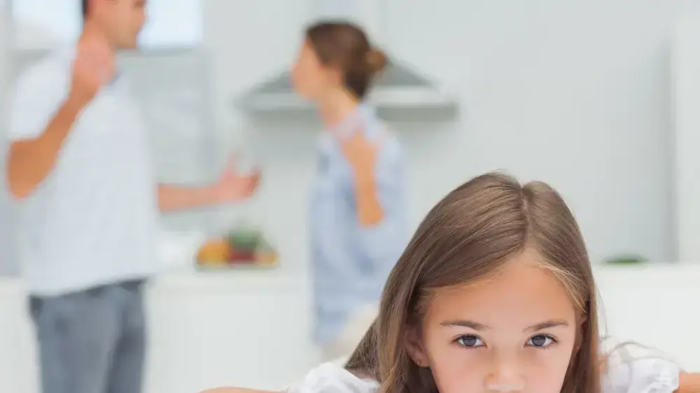 הורים מתווכחים וילדה עצובה הורים מתווכחים וילדה עצובה