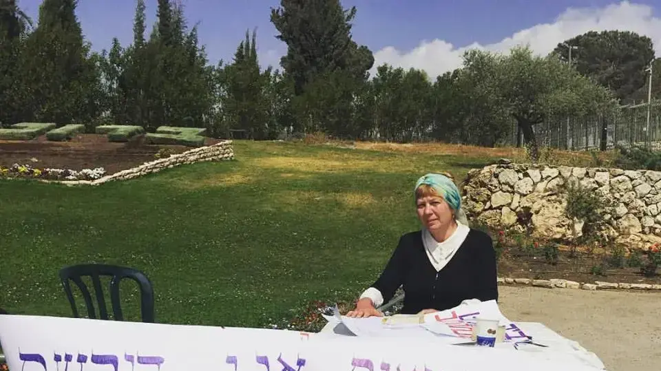צביה גורודצקי, שובתת רעב מול הכנסת בשל עגינותה מזה 17 שנים, מאי 2017
