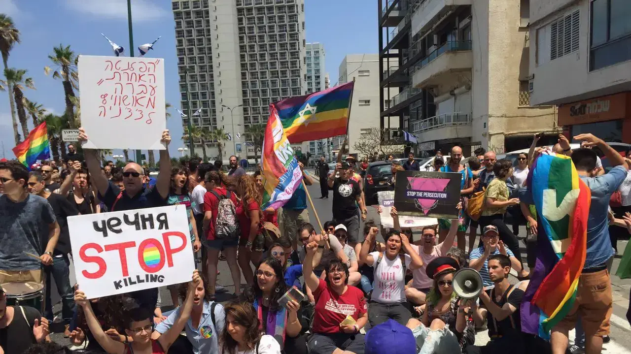 הפגנה נגד מחנות הריכוז להומואים בצ'צ'ניה, תל אביב, 5 במאי 2017 הפגנה נגד מחנות הריכוז להומואים בצ'צ'ניה, תל אביב, 5 במאי 2017