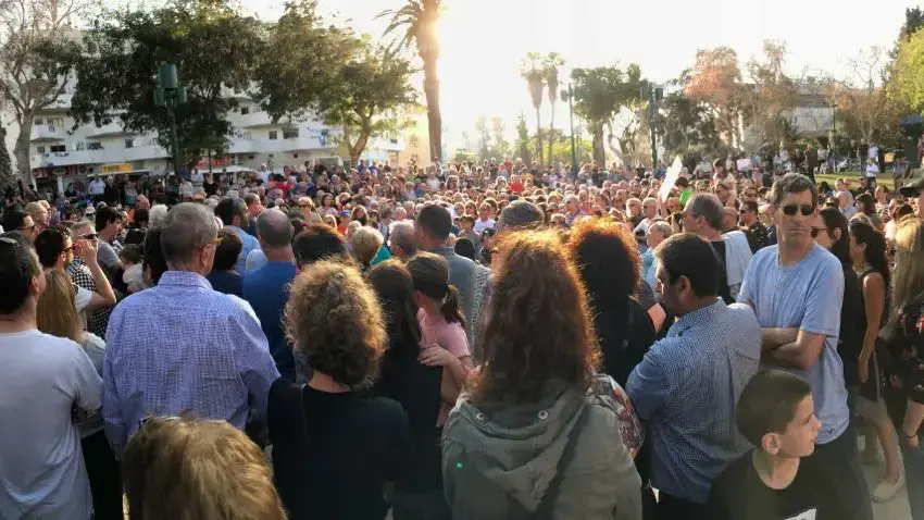 הפגנת תמיכה של תושבי רמת השרון בראש העירייה אבי גרובר, מאי 2017 הפגנת תמיכה של תושבי רמת השרון בראש העירייה אבי גרובר, מאי 2017
