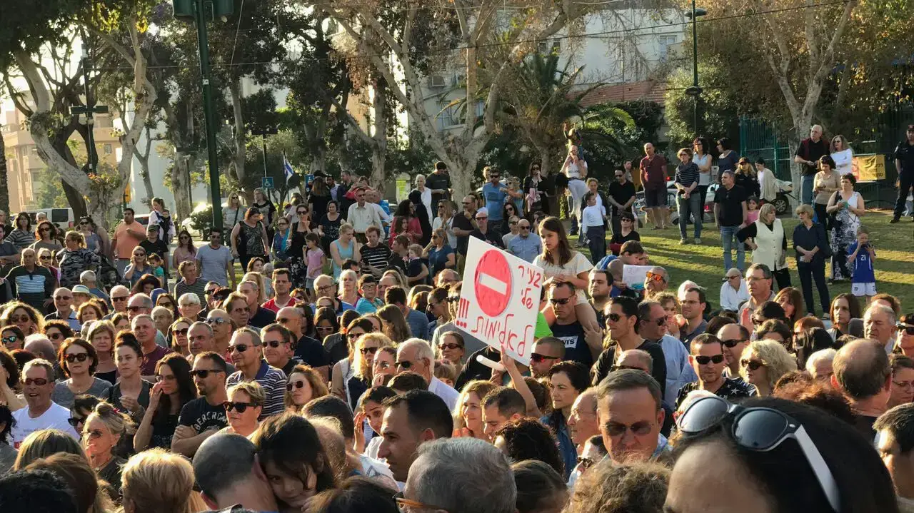 הפגנת תמיכה של תושבי רמת השרון בראש העירייה אבי גרובר, מאי 2017