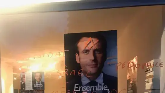כתובות אנטישמיות על זגוגית סניף של המועמד לנשיאות צרפת עמנואל מקרון. 5 במאי 2017 כתובות אנטישמיות על זגוגית סניף של המועמד לנשיאות צרפת עמנואל מקרון. 5 במאי 2017