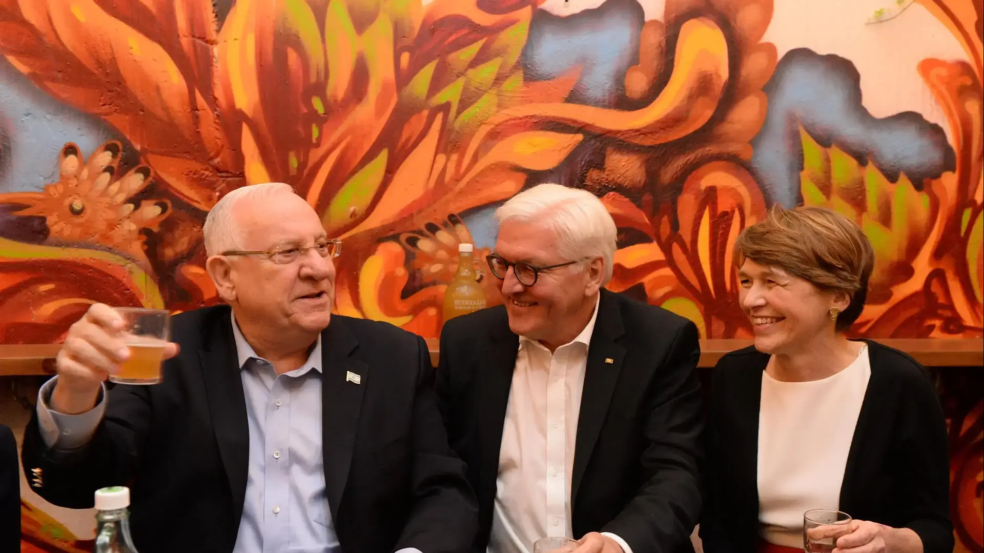 נשיא המדינה ראובן ריבלין בסיור בירושלים עם נשיא גרמניה פרנק וולטר שטיינמאייר ורעייתו אלקה בודנבנדר, 6 במאי 2017 נשיא המדינה ראובן ריבלין בסיור בירושלים עם נשיא גרמניה פרנק וולטר שטיינמאייר ורעייתו אלקה בודנבנדר, 6 במאי 2017